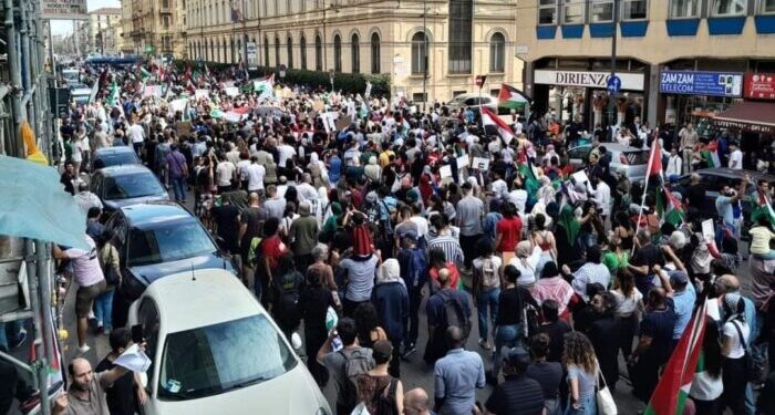 La piazza di Milano per Gaza contro le fake news: amiamo gli ebrei ma ci opponiamo al sionismo