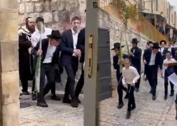 “Sputare ai cristiani è tradizione ebraica”. Cosa c’è dietro la violenta pratica dei coloni sionisti contro i Cristiani in Palestina