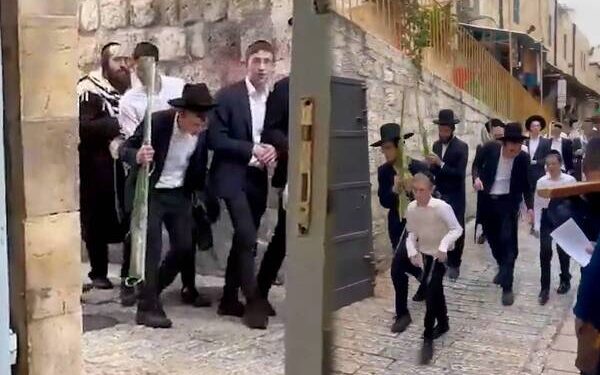 “Sputare ai cristiani è tradizione ebraica”. Cosa c’è dietro la violenta pratica dei coloni sionisti contro i Cristiani in Palestina