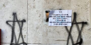 Alla Sapienza estremisti sionisti vandalizzano la targa per il fisico palestinese ammazzato a Gaza