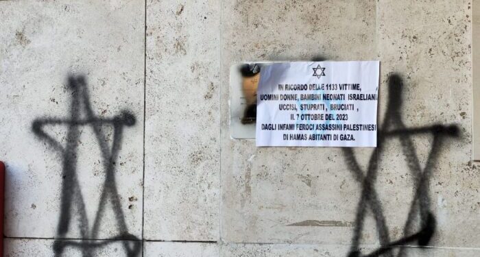 Alla Sapienza estremisti sionisti vandalizzano la targa per il fisico palestinese ammazzato a Gaza