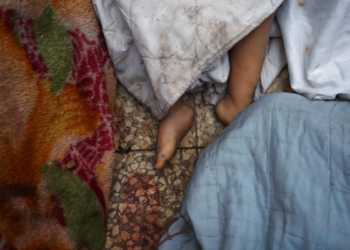 Bruciati vivi e fatti a pezzi: raid israeliano incenerisce 45 civili palestinesi nella zona ”sicura” di Rafah, suscitando indignazione globale