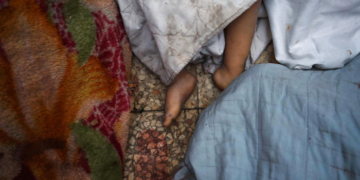 Bruciati vivi e fatti a pezzi: raid israeliano incenerisce 45 civili palestinesi nella zona ”sicura” di Rafah, suscitando indignazione globale