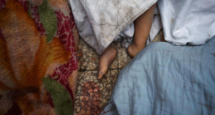 Bruciati vivi e fatti a pezzi: raid israeliano incenerisce 45 civili palestinesi nella zona ”sicura” di Rafah, suscitando indignazione globale