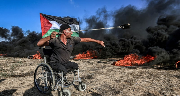 Giustificare il militarismo israeliano pretendendo il pacifismo palestinese