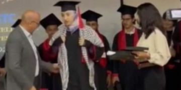 [Video] Casablanca: il Decano si rifiuta di premiare studentessa con Keffiyeh palestinese