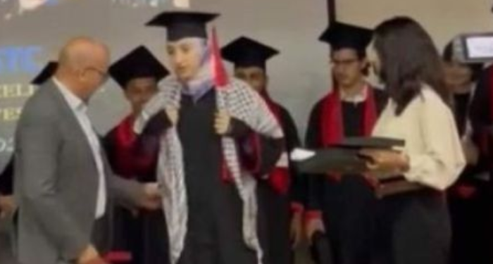 [Video] Casablanca: il Decano si rifiuta di premiare studentessa con Keffiyeh palestinese