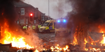 Rivolte UK: un terzo del pubblico britannico ritiene la violenza contro gli immigrati accettabile