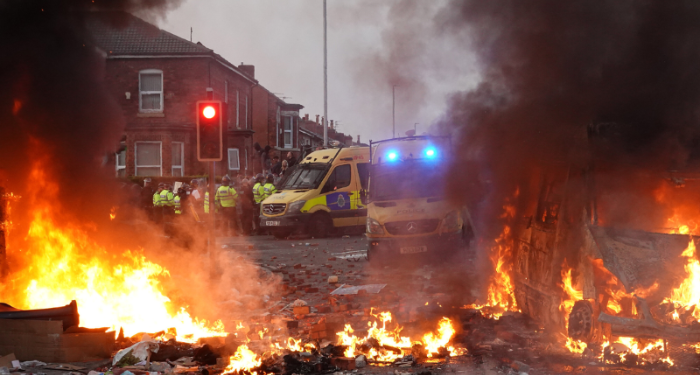 Rivolte UK: un terzo del pubblico britannico ritiene la violenza contro gli immigrati accettabile