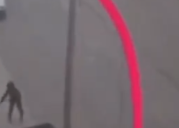 [Video] Bambino palestinese lancia pietra in segno di protesta, l’esercito israeliano gli spara e lo uccide sul colpo a Nablus