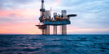 Prezzo del petrolio salito del dodici percento: la causa è il timore di una rappresaglia contro l’Iran