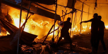 Israele bombarda ospedale al-Aqsa: donne e bambini bruciati vivi fra le fiamme a Gaza