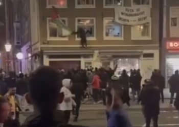 “Non ci sono scuole a Gaza perché non ci sono più bambini”: come i provocatori sionisti del Maccabi Tel Aviv ad Amsterdam sono divenuti  “vittime”