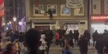 “Non ci sono scuole a Gaza perché non ci sono più bambini”: come i provocatori sionisti del Maccabi Tel Aviv ad Amsterdam sono divenuti  “vittime”