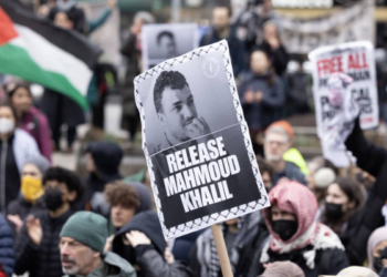 Gli Stati Uniti perseguitano il dissenso: l’arresto di Mahmoud Khalil e la guerra contro le voci per la Palestina 