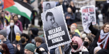 Gli Stati Uniti perseguitano il dissenso: l’arresto di Mahmoud Khalil e la guerra contro le voci per la Palestina 