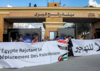 Marcia globale per Gaza: oltre 200 attivisti fermati al Cairo tra cui italiani, mentre il convoglio da terra ‘Soumoud’ rallenta in Libia