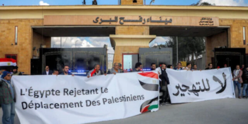 Marcia globale per Gaza: oltre 200 attivisti fermati al Cairo tra cui italiani, mentre il convoglio da terra ‘Soumoud’ rallenta in Libia