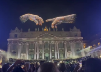 Vaticano, musica e luci per il mondo: ma il messaggio resta in superficie