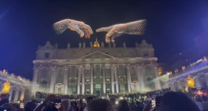 Vaticano, musica e luci per il mondo: ma il messaggio resta in superficie