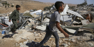 Masafer Yatta, già zona di tiro; diventa cantiere coloniale mentre i villaggi palestinesi spariscono e a Gaza Israele uccide 60+ palestinesi