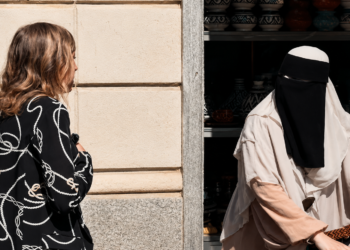 Silvia Sardone molestia donna musulmana e la sua figlia minore per strada, la comunità islamica si mobilita