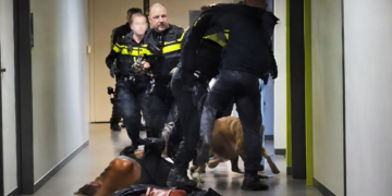 [VIDEO] Paesi Bassi, donna incinta gettata a terra dalla polizia in un centro per richiedenti asilo: l’Europa dei diritti finisce in un corridoio di Zeist