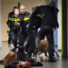 [VIDEO] Paesi Bassi, donna incinta gettata a terra dalla polizia in un centro per richiedenti asilo: l’Europa dei diritti finisce in un corridoio di Zeist