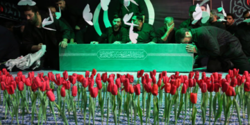 Sotto il sole di Teheran:  i funerali di Khamenei, il martirio dell’Iran, la voce di un popolo che si rifiuta di sottomettersi se non a Dio