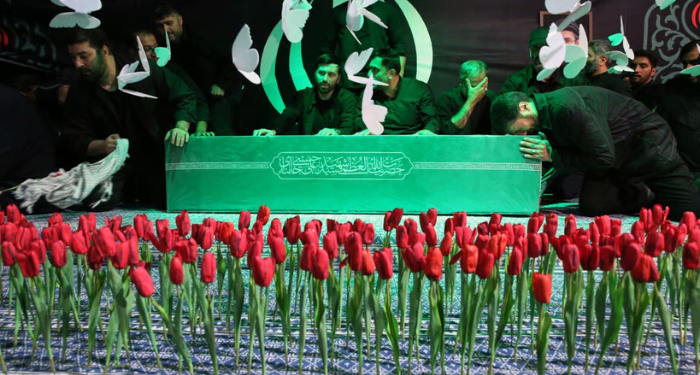 Sotto il sole di Teheran:  i funerali di Khamenei, il martirio dell’Iran, la voce di un popolo che si rifiuta di sottomettersi se non a Dio