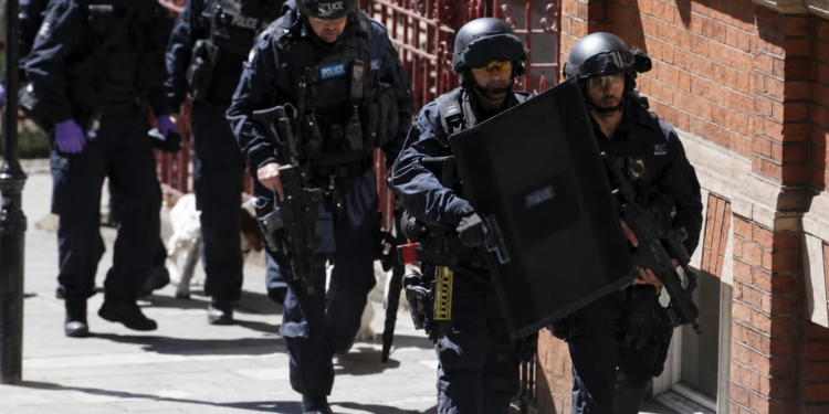 Terrorismo di estrema destra contro un raduno di 15mila musulmani: dodici arresti nel Regno Unito