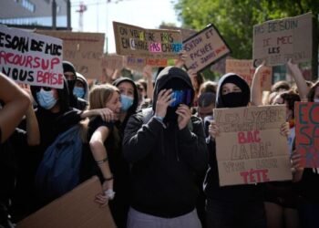 Allucinazioni a destra: anche le proteste francesi diventano islamizzazione