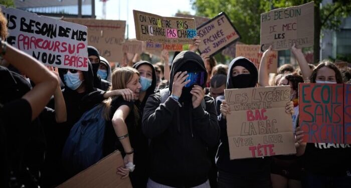 Allucinazioni a destra: anche le proteste francesi diventano islamizzazione